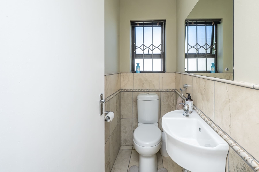 5 Bedroom Property for Sale in De Oude Spruit Western Cape